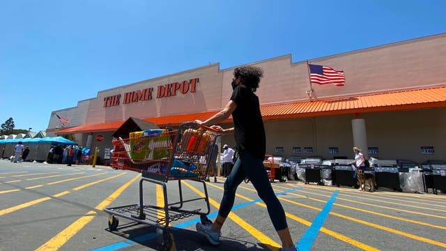 Trump's pitch to voters: Trust me, economy will soar in 2021