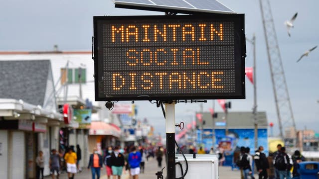 Memorial Day weekend draws crowds -- and triggers warnings