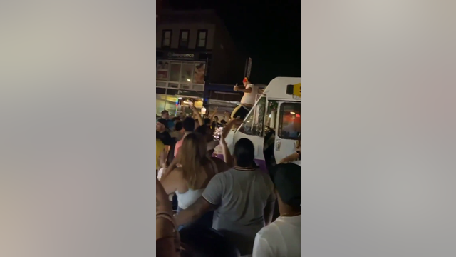 Hundreds pack street, ignore social distancing guidelines in Queens