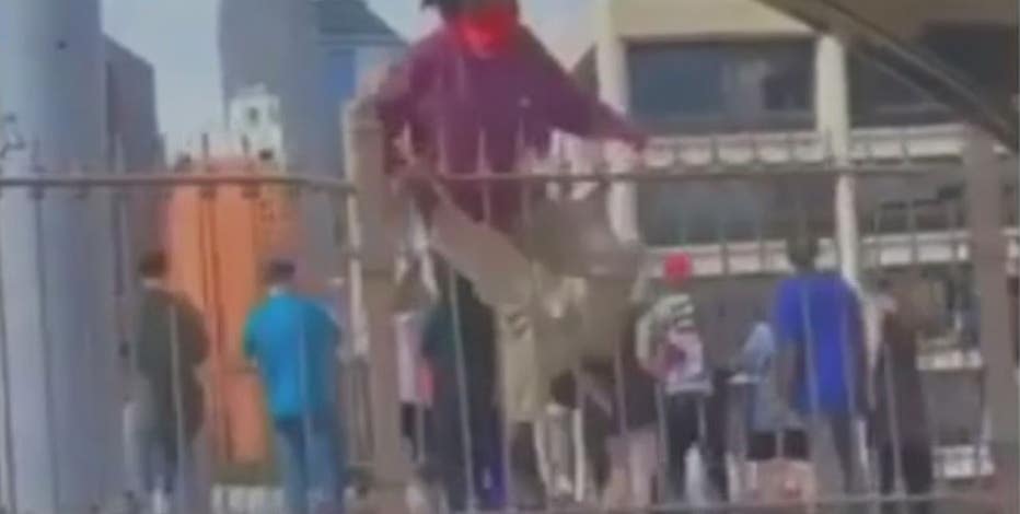 NYPD: Suspect in custody for cane attack on cops on Brooklyn Bridge
