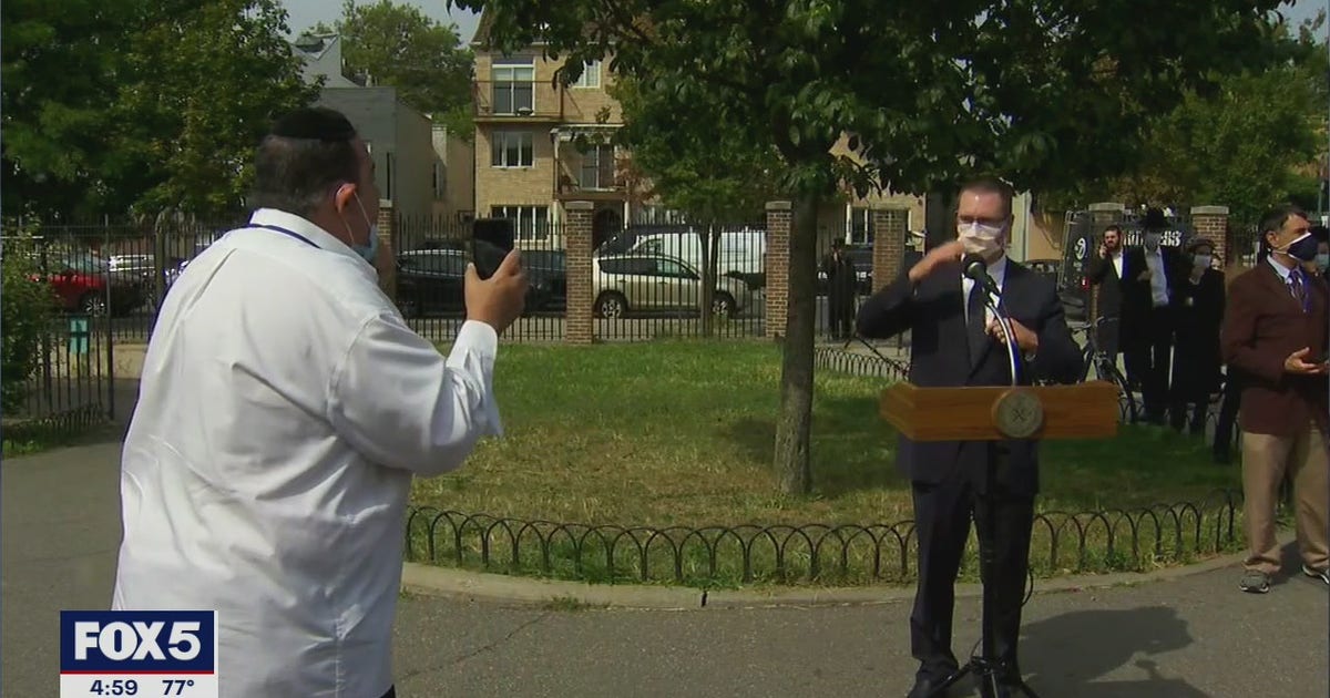 Unmasked protester disrupts briefing on NYC COVID hot spots | FOX 5 New ...