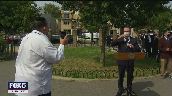 Unmasked protester disrupts briefing on NYC COVID hot spots