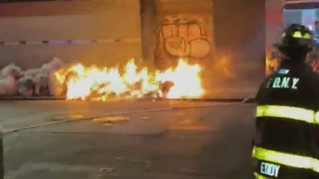 Suspect charged with setting fire to trash piles in Manhattan