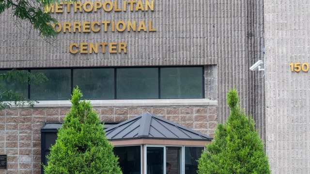 Prosecutor: Federal jail guard blackmailed a visitor for sex