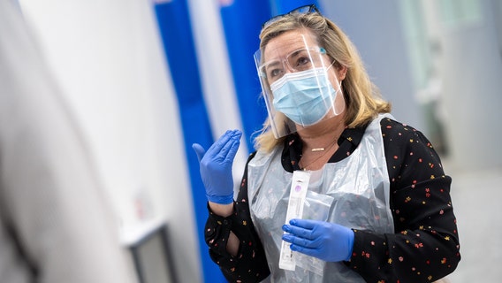 Cuomo asks airlines to test passengers flying from U.K.