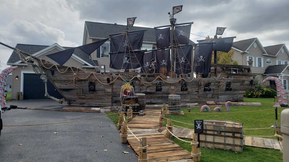 Retired carpenter builds custom pirate ship as pandemic project