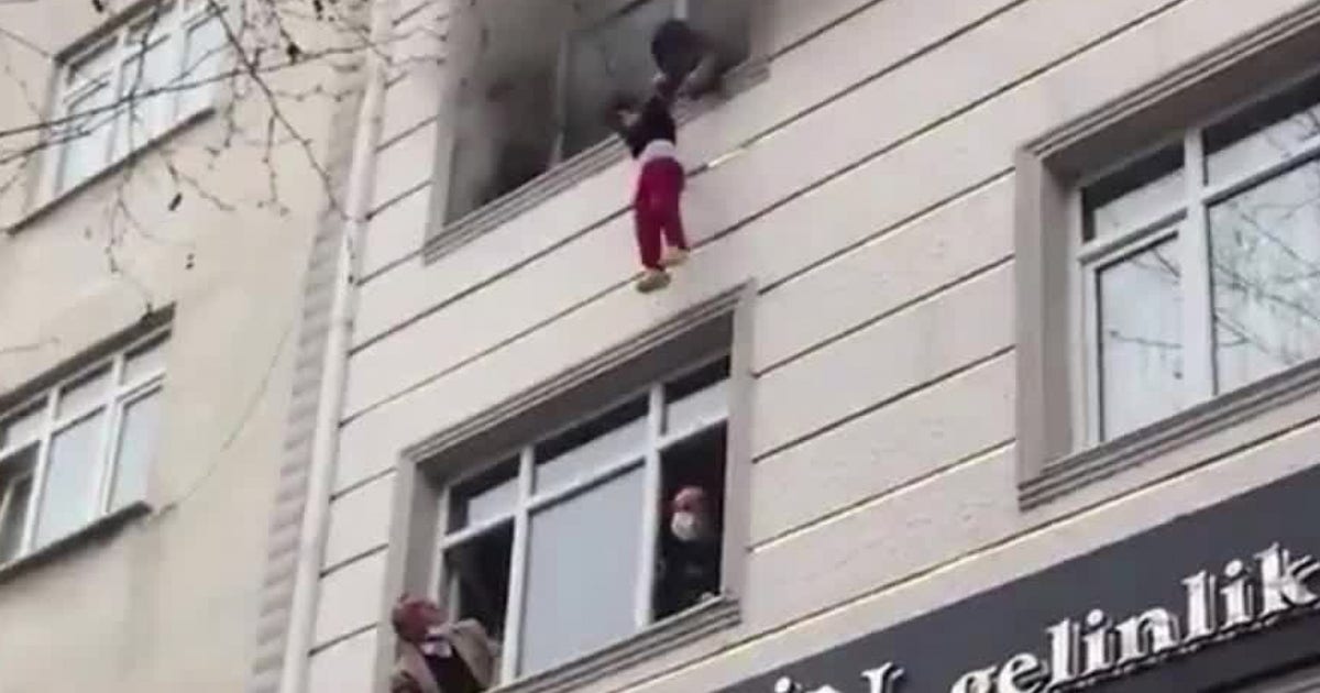 Children plunge from 4th floor of burning building | FOX 5 New York