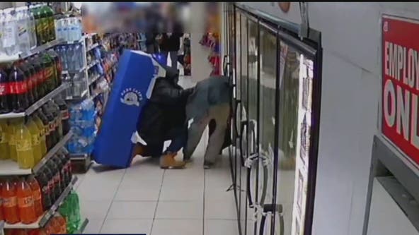 Man beaten, stabbed in Manhattan 7-Eleven