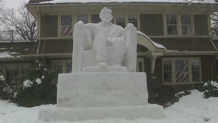 New Jersey man builds giant Lincoln Memorial out of snow - Vimarsana News