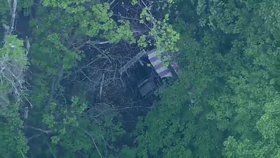 Truck goes off road in Palisades Park