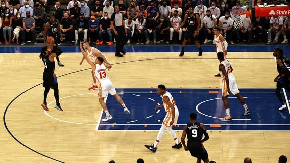 Rose, Randle rally Knicks past Hawks to tie series at 1-1