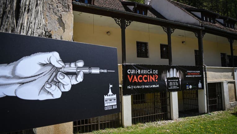 A banner reading in Romanian "Who's afraid of vaccine"