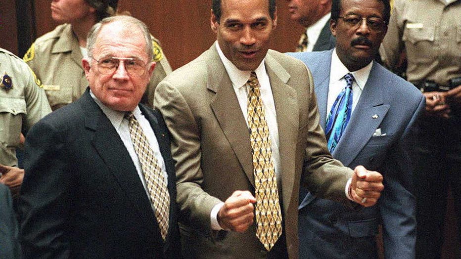 Murder defendant O.J. Simpson (C) listens to the n