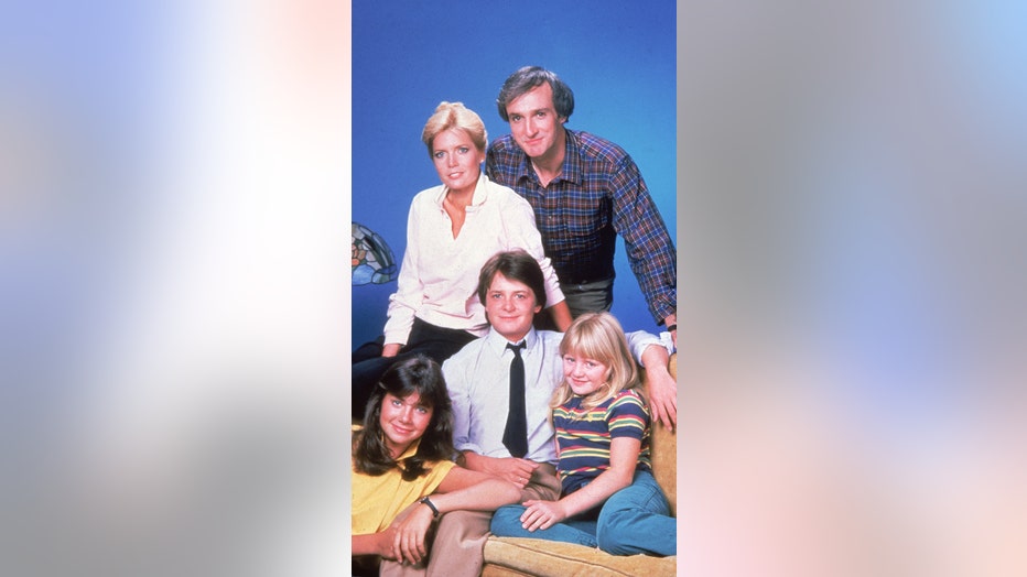 Promotional portrait of the cast of American television sit-com, 'Family Ties,' 1980s. Standing, American actors Meredith Baxter Birney and Michael Gross; sitting, left to right, American actress Justine Bateman, Canadian-born actor Michael J. Fox, and American actress Tina Yothers. (Photo by Pictorial Parade/Getty Images)