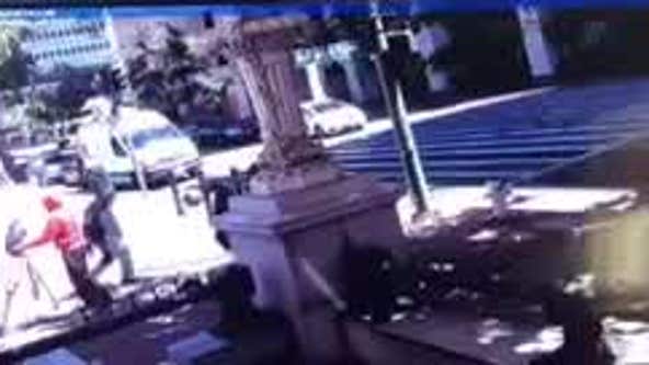 Surveillance video shows armed suspects attempting to rob news crew in Oakland by City Hall