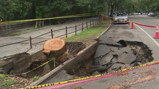 Sinkhole collapses under 2 parked cars on Upper West Side