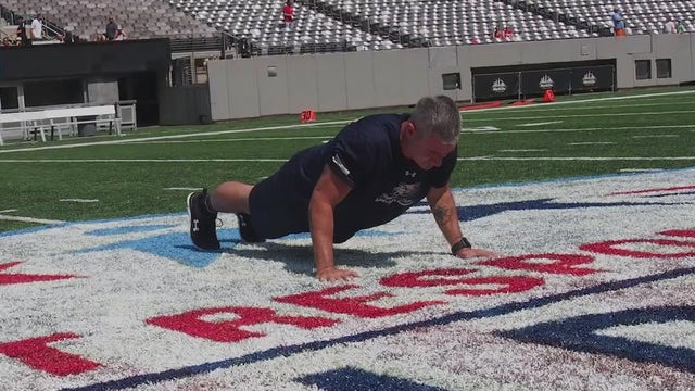 Wisconsin dad breaks push-up record to honor first responders