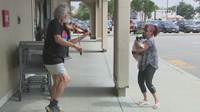 Fiddler at the supermarket brings joy to shoppers