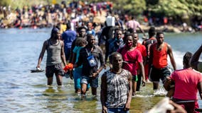 Del Rio, Texas migrants: US tries to block border, begins flying Haitians home