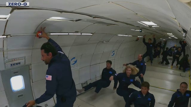 Modified Boeing 727 lets you experience zero gravity