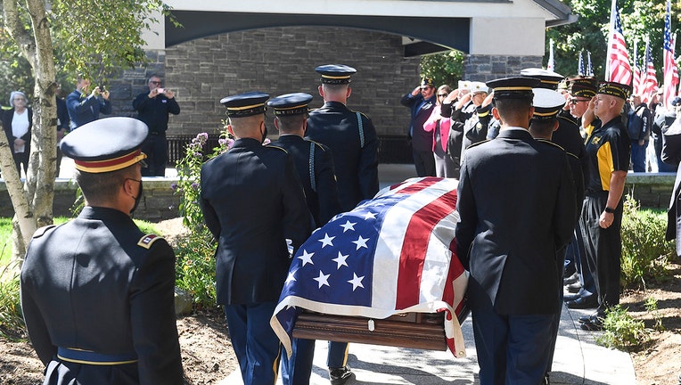 Soldiers and veterans honor a soldier