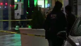 Man stabbed in stomach, hand on Midtown Manhattan street