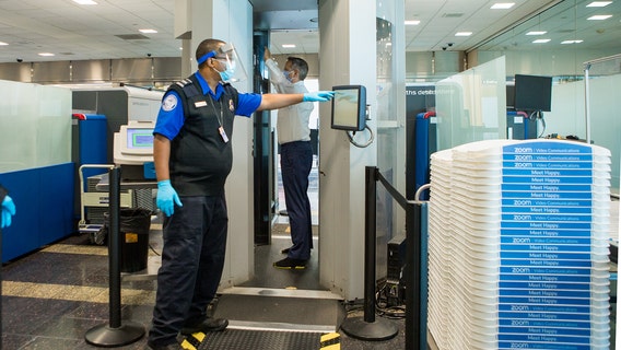 TSA: Vaccine mandate for federal workers won't impact holiday travel