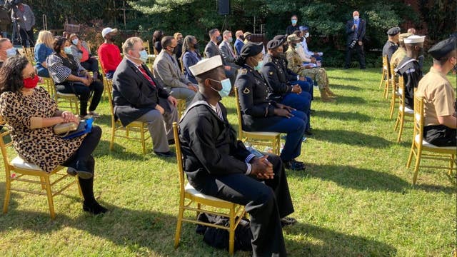 17 veterans, active-duty military members become US citizens