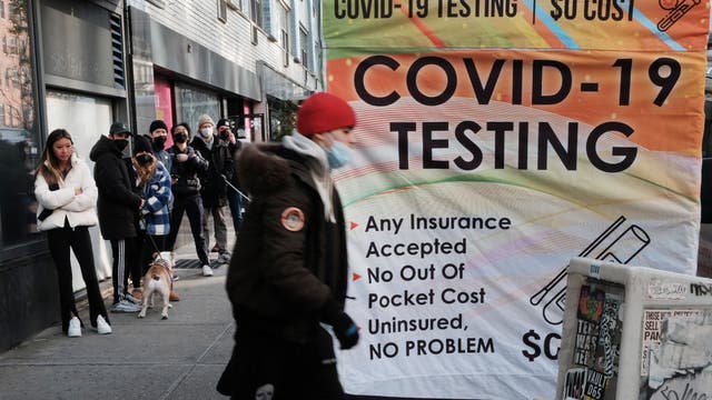 What are some symptoms of the new omicron variant of COVID-19?