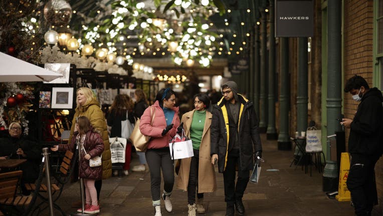 London Christmas Shopping Takes Major Hit as Omicron Spreads
