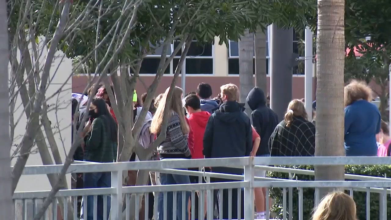 US students hold walkouts amid omicron surge, calling for more stringent measures - Vimarsana News