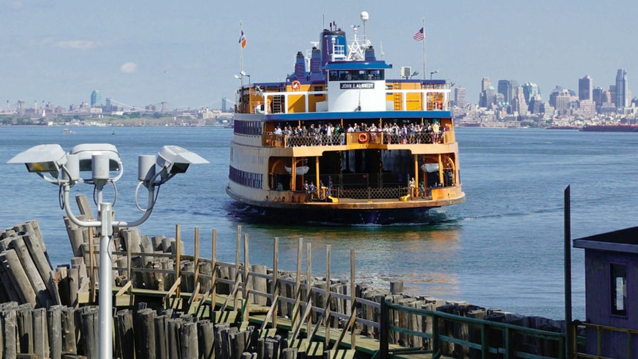 The Staten Island Ferry «John F. Kennedy» comes into the landing pier in New York, NY, USA, 15 September 2014. Photo: Soeren Stache .