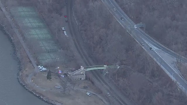 Car plunges from Henry Hudson Parkway, 2 dead, says NYPD