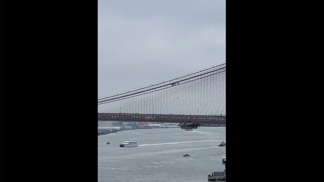 Man climbs Brooklyn Bridge during rush hour