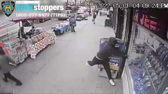 Video: Thieves using sledgehammer, pickax to rob jewelry stores