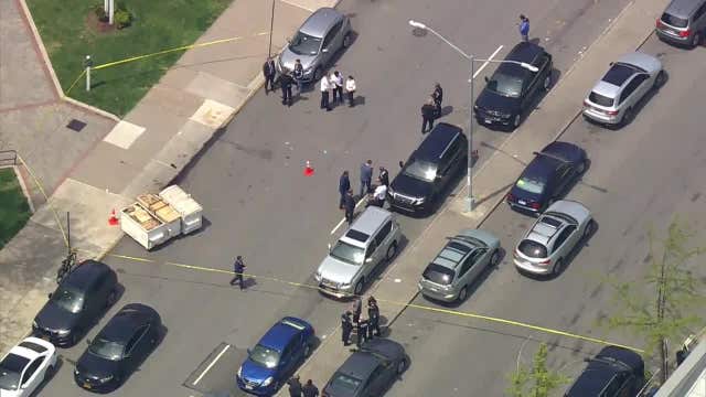 Cop stabbed, suspect shot in Brooklyn