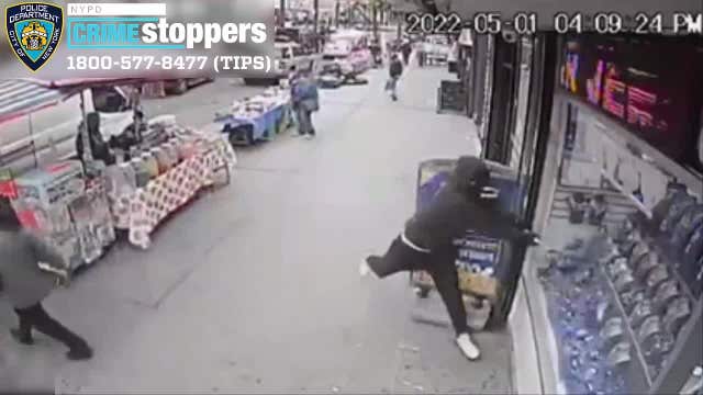 Video: Thieves using sledgehammer, pickax to rob jewelry stores