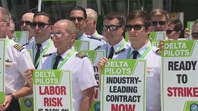 Delta pilots picketing at JFK Airport