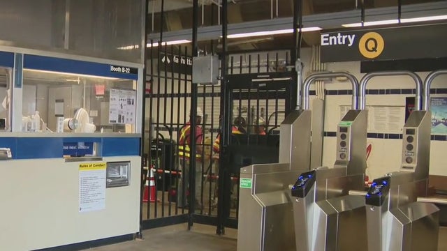 Man dies after exiting subway and falling onto tracks