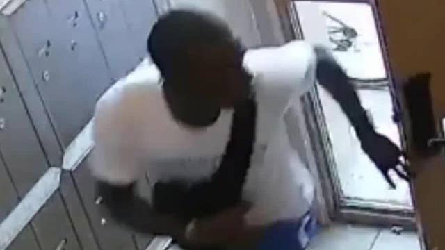 Gunman chased victim in broad daylight before shooting in leg, police say