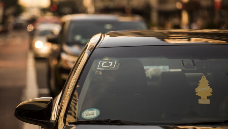 d1532436-New York Approves First U.S. Cap On Uber, App-Based Cab Drivers