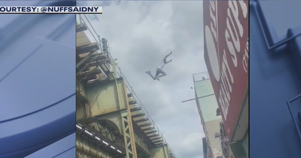 Man fleeing NYPD leaps from subway tracks to roof in Brooklyn | FOX 5 ...