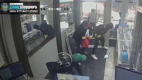 Video: Bronx smash-and-grab thieves steal $2M in jewelry from store