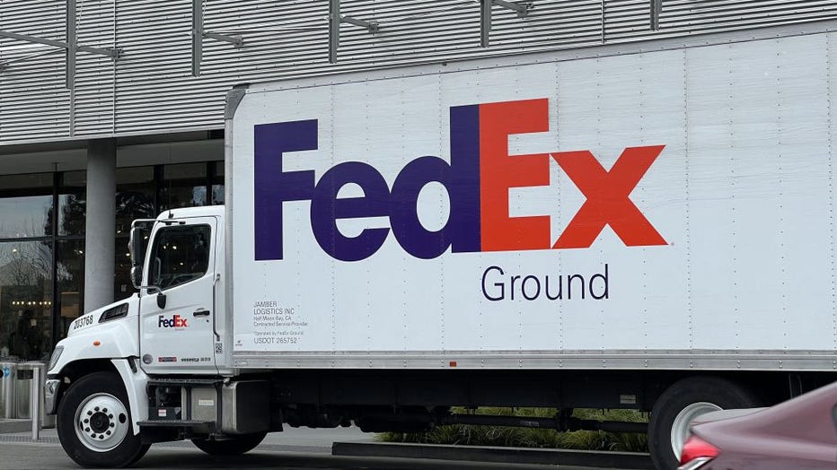 FedEx-delivery-truck.jpg
