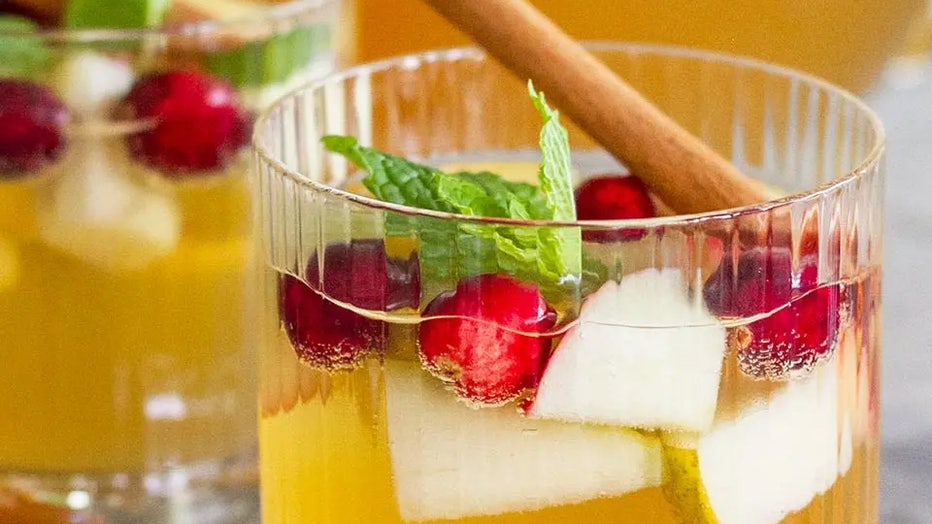 FOX-Sports_WC2022_Gordon-Ramsay-Dish-Image_01_Apple-Cider-Sangria_1x1.jpg