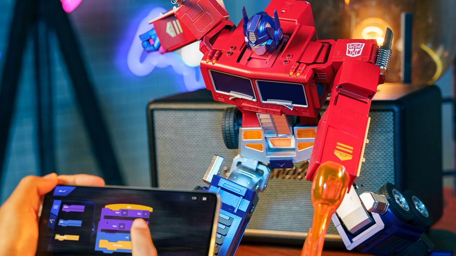 Robosen Optimus Prime Elite Photo credit: Robosen