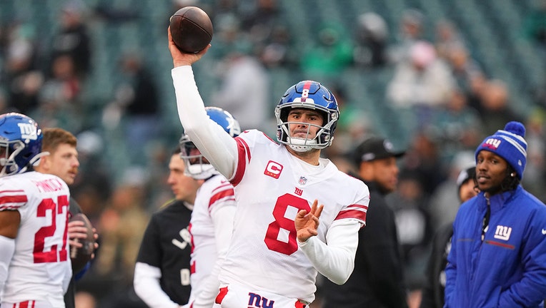 Daniel Jones #8 of the New York Giants warms up against the Philadelphia Eagles at Lincoln Financial Field on January 8, 2023 in Philadelphia, Pennsylvania. (Photo by Mitchell Leff/Getty Images)