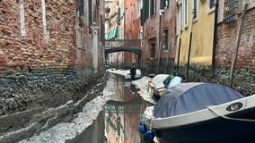 Gondolas stranded as canals dry up in Venice