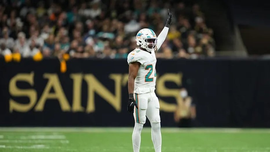 Dolphins CB Byron Jones 'can't run or jump' due to injuries, sends