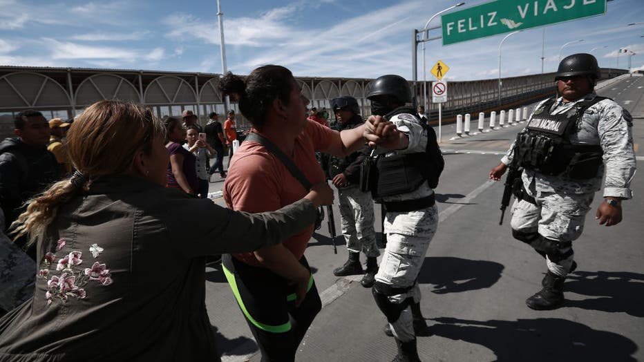 fb85f833-Hundreds of migrants rush the border checkpoint in Mexico
